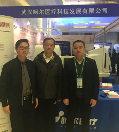 Professor Wu Guangping visits the Heer booth