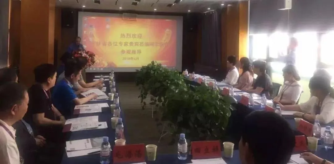 Chairman Mao Haizhan Introducing the Company's History