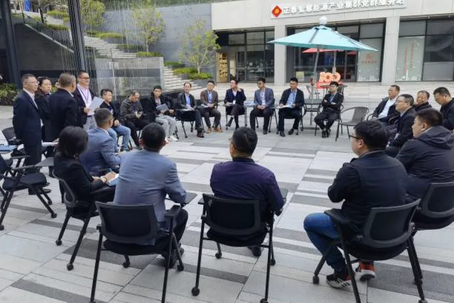 Outdoor full-team roundtable